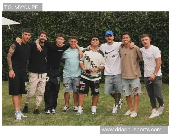 马特拉齐社交媒体分享帕雷德斯与迪巴拉签名球衣珍藏品